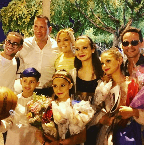 Tan reciente como la semana pasada,
<b><a href="https://www.univision.com/entretenimiento/los-hombres-de-jlo-juntos-por-la-familia-asi-a-rod-y-marc-anthony-se-unieron-para-apoyar-a-sus-hijas-video">volvieron a posar incluso con Marc Anthony,</a></b> padre de los gemelos Maximilian David y Emme Maribel, a quienes Jennifer López dio a luz hace 10 años.