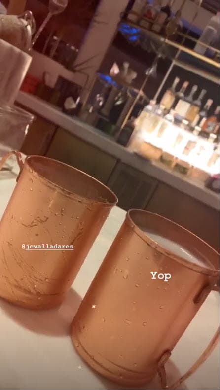 La modelo aprovechó para relajarse en la playa en compañía de su esposo.