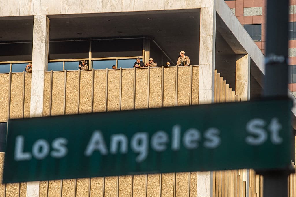 <b>El general Scott Sherman</b>, jefe de la Fuerza Operativa 51 y quien supervisa 
<b><a href="https://www.univision.com/local/los-angeles-kmex/por-que-trump-envio-a-la-guardia-nacional-a-los-angeles" target="_blank">el despliegue de la Guardia Nacional y los infantes de la Marina en Los Ángeles</a></b>, informó que solo en la ciudad hay cerca de 2,000 soldados.
<br>
<br>Estimó que la mitad de esas tropas está dedicada a 
<b>proteger edificios y agentes federales</b>.