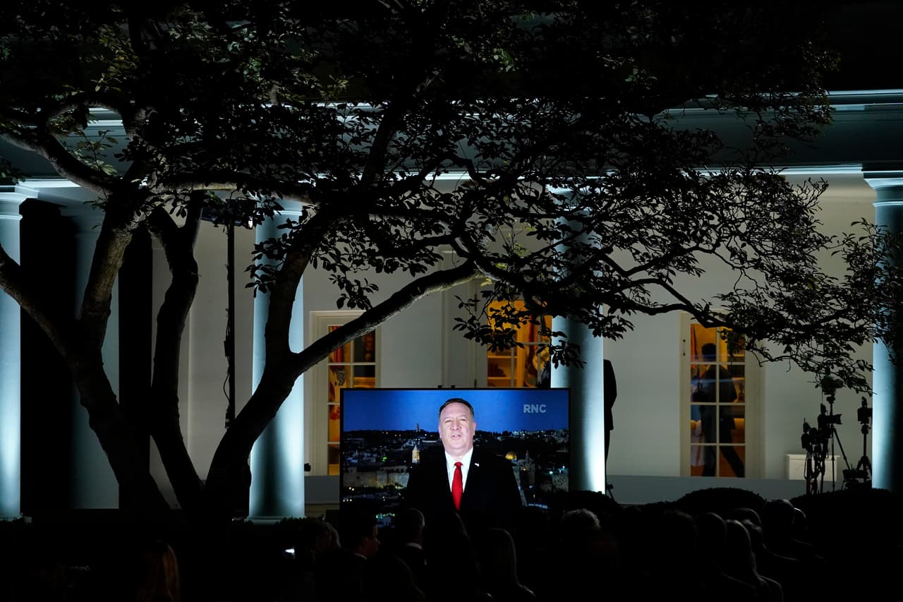 La transmisión de la convención a los presentes en el renovado Jardín de las Rosas de la Casa Blanca, desde donde Melania Trump dará el discurso que cerró la segunda noche del evento.