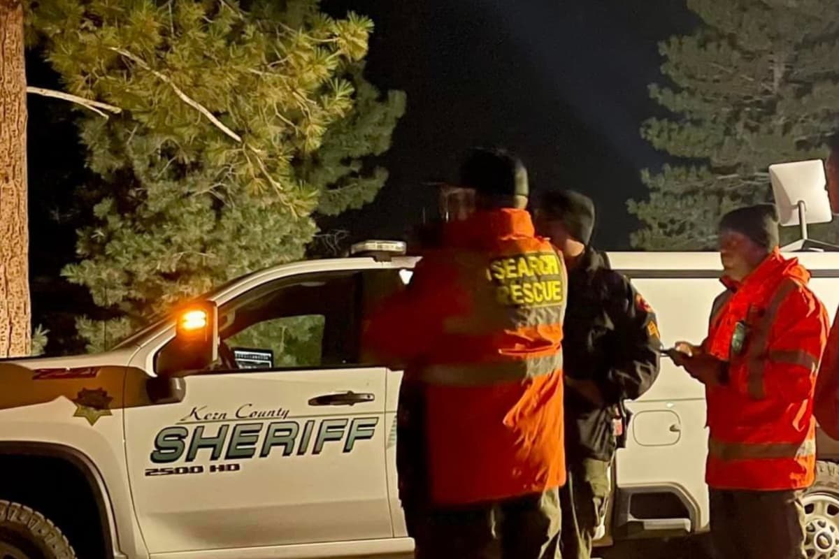 Los bomberos comenzaron las operaciones de rescate levantando a la superficie a las dos personas que habían intentado rescatar a su amigo. Las dos personas no tuvieron necesidad de ser atendidas por los médicos.