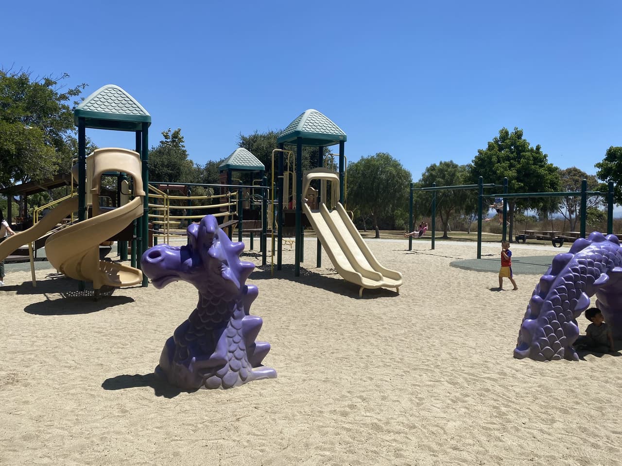 Aunque la temperatura está en aumento, temprano en el día, los niños pueden disfrutar de amplias zonas de juego, mientras se ejercitan y ganan salud.