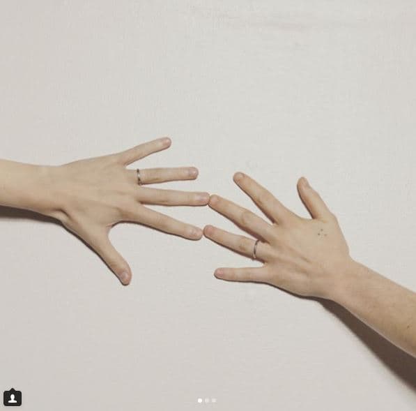 "No puedo creer que pueda llamar esposa a esta extraordinaria mujer", escribió la actriz de 30 años, Ellen Page, junto a esta fotografía, para anunciarle al mundo y a sus seguidores en Instagram que se casó con su novia, la coreógrafa y bailarina canadiense Emma Portner, con quien llevaba únicamente seis meses de relación.