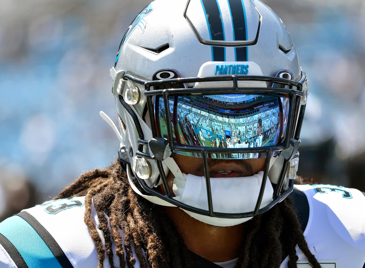 El corredor de Carolina Panthers Tre Boston #33 se mostraba concentrado para el encuentro.