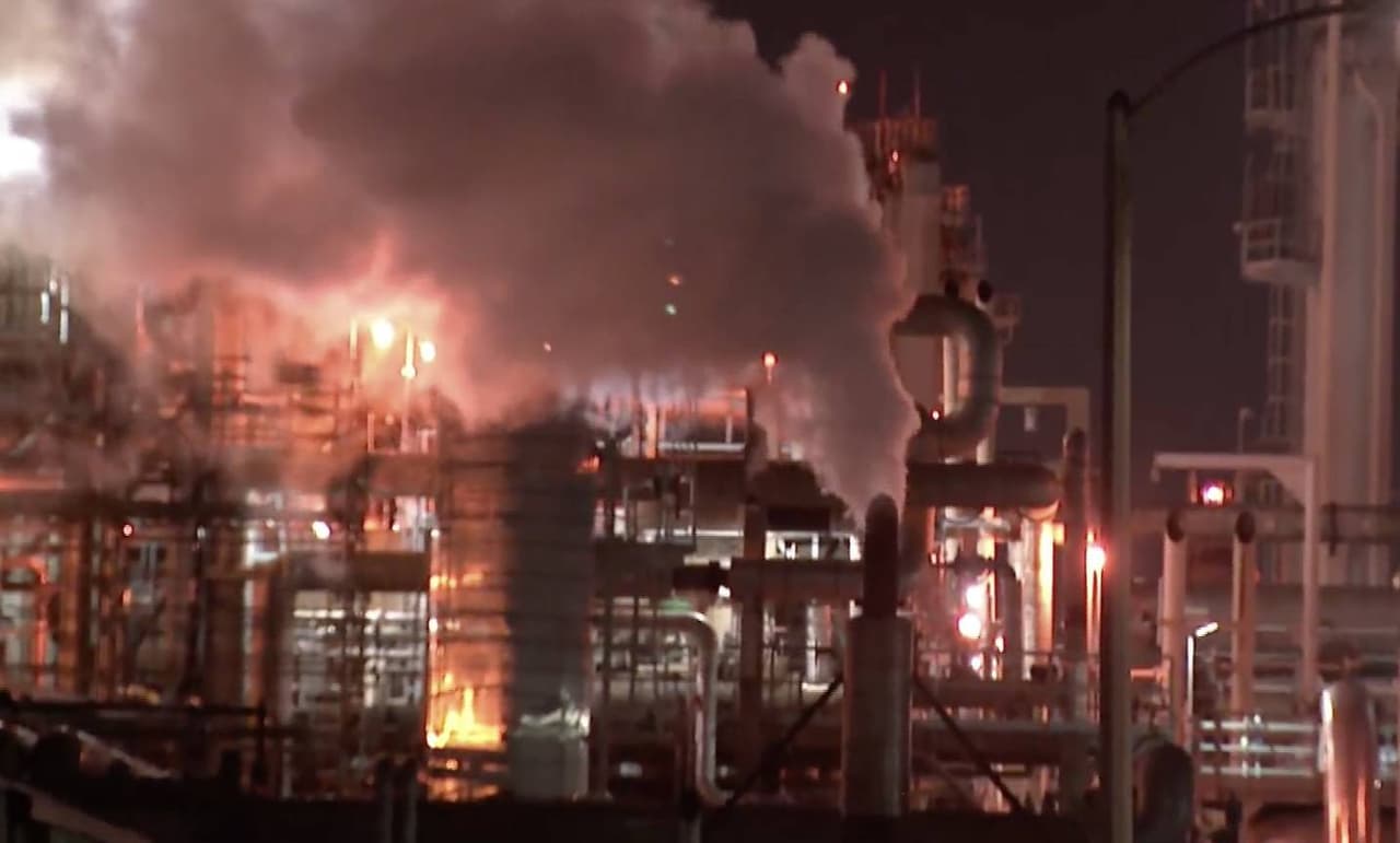 La refinería comenzó a realizar quemaduras para quemar el exceso de gases que iluminaban el cielo nocturno y generaban preocupación entre los residentes de Carson.