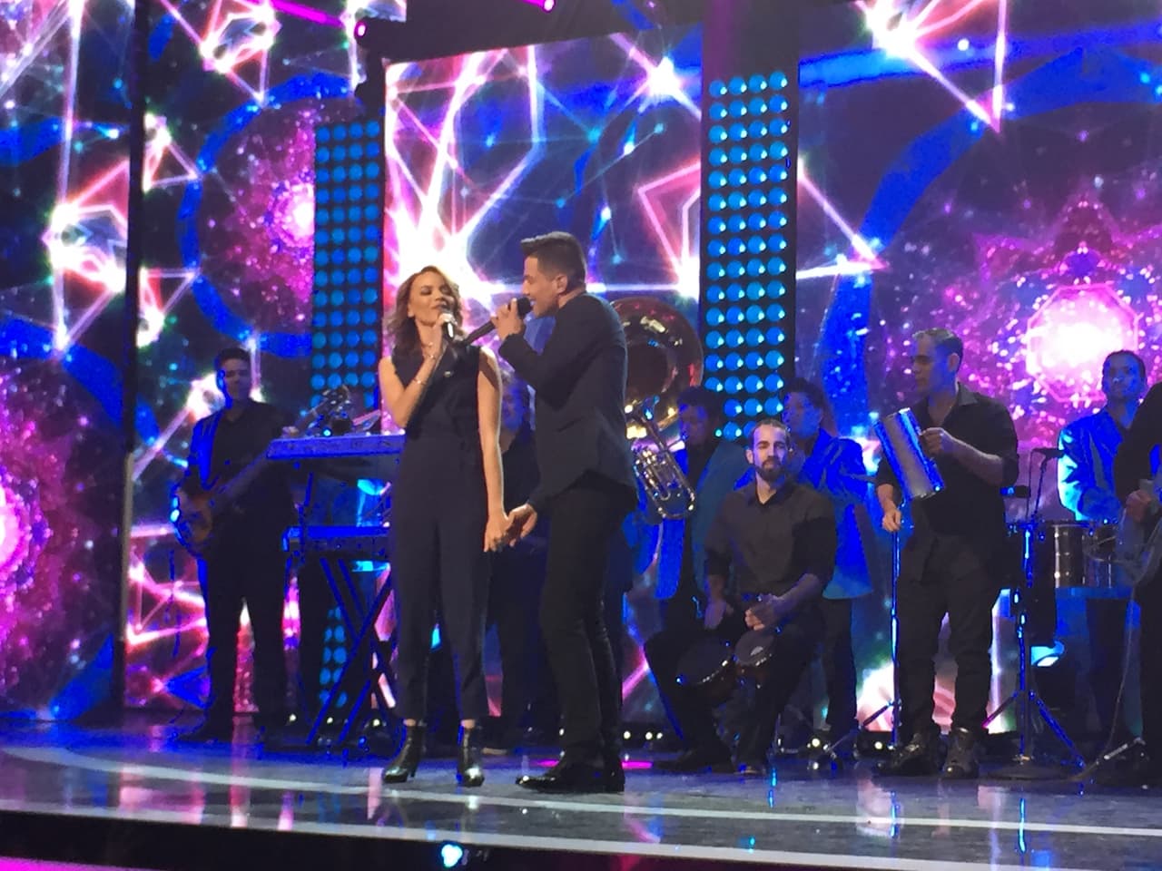 Leslie Grace y Luis Coronel unieron su talento en el Teletón USA.