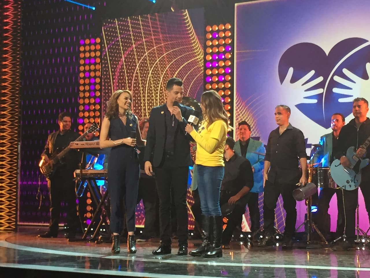 Los cantantes pidieron al público que se unieran a esta noble causa.