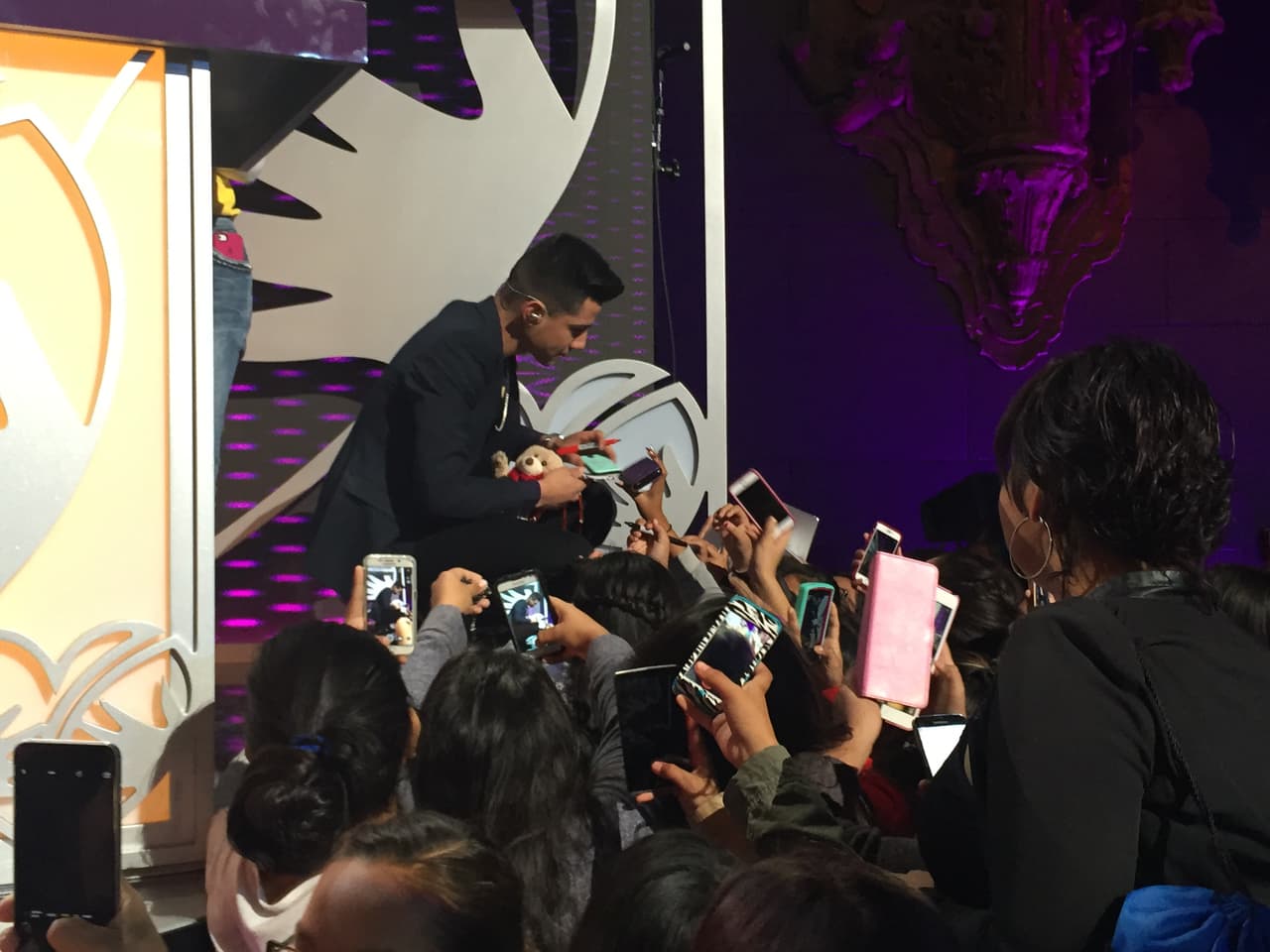 Luis Coronel firmó varios autógrafos.