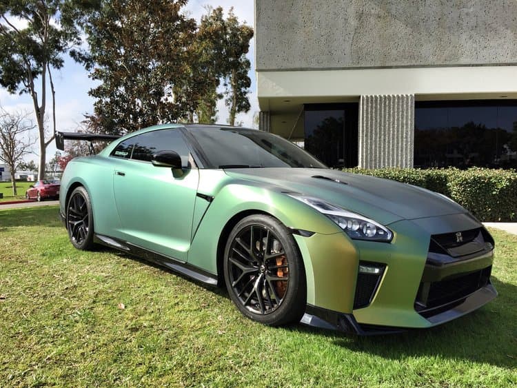 Uno de los youtubers más jóvenes que veremos al volante, 
<b>Tanner Fox</b>, se hizo dueño de este llamativo 
<b>Nissan GT-R</b>. El adolescente de 17 años se hizo con este deportivo japonés y lo mostró en sus redes sociales.