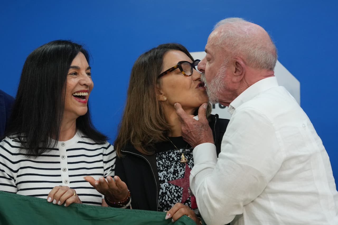 El presidente Luiz Inácio Lula da Silva, que busca la reelección, besa a su esposa Rosangela da Silva antes de votar en la segunda vuelta de las elecciones presidenciales en São Bernardo do Campo, Brasil, el domingo 25 de octubre de 2026.