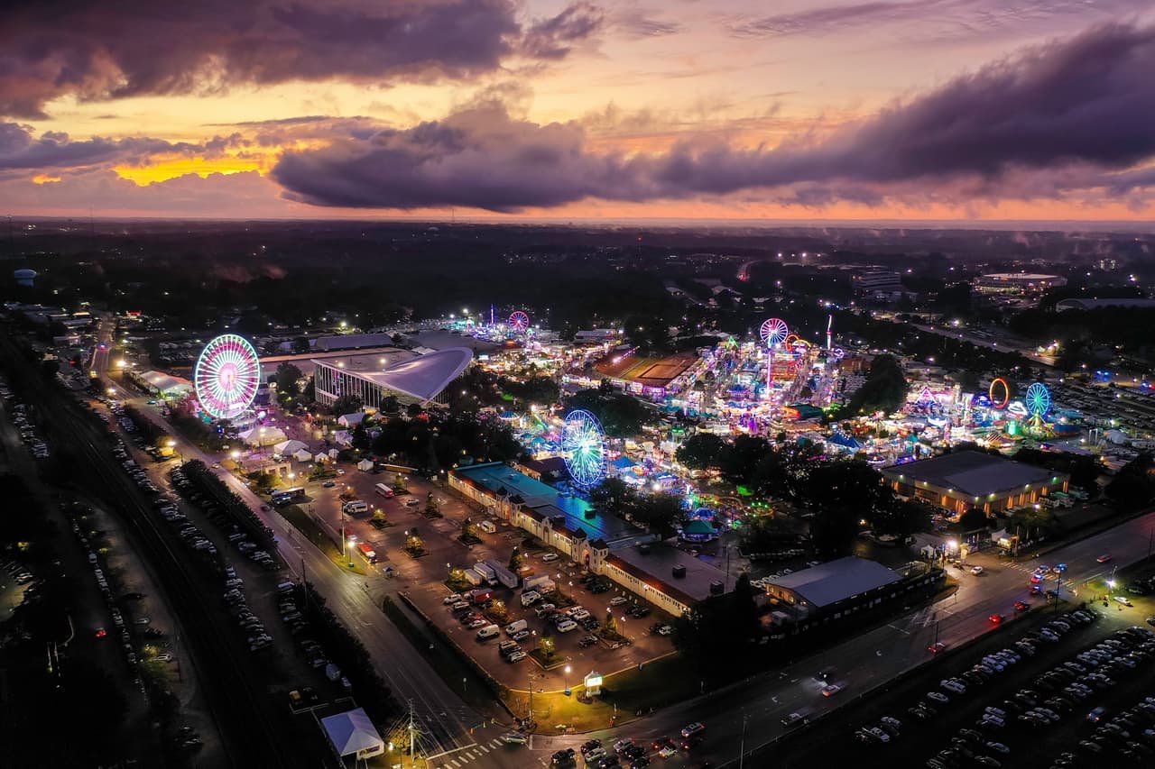 <b>Evento</b>: N.C. State Fair
<br>
<b>Fechas</b>: 17 al 27 de octubre
<br>
<b>Lugar</b>: N.C. State Fair 
<br>
<b>Sitio web</b>: 
<a href="https://www.ncstatefair.org/">https://www.ncstatefair.org/</a> 
<br>
<br>La Feria Estatal de Carolina del Norte, el evento anual más grande del estado, atrae a un millón de visitantes cada octubre.