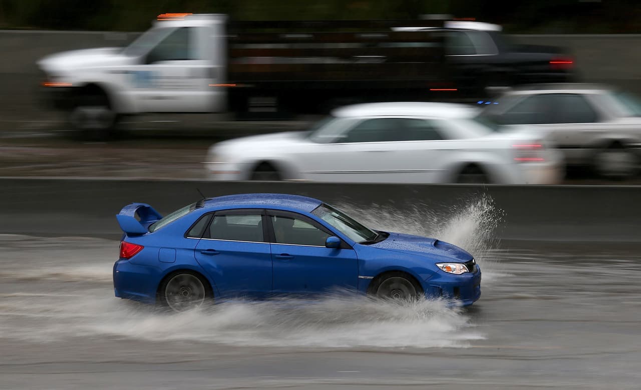 Las autoridades locales, así como el Servicio Nacional de Meteorología, aconseja
<b>nunca manejar</b> a través de caminos inundados. También piden que no estacione el vehículo a lo largo de arroyos, particularmente durante condiciones amenazantes, ya que los arroyos pueden aumentar muy rápidamente durante las fuertes lluvias.