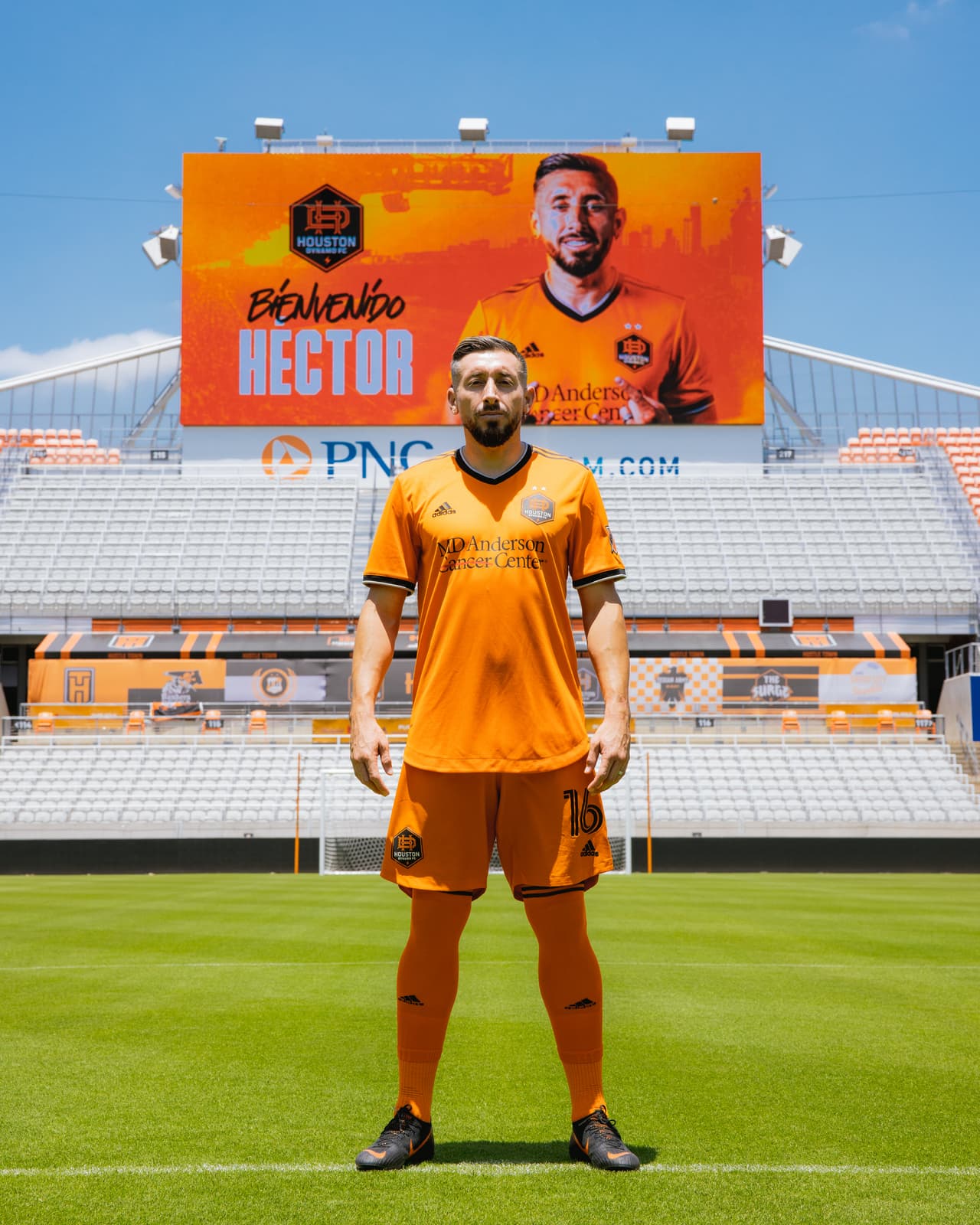 Herrera es definido como "el fichaje más significativo en la historia del Dynamo", y se incorpora al club del sur de Texas "en el mejor momento de su carrera, tras jugar en uno de los clubes del Mundo".
<br>