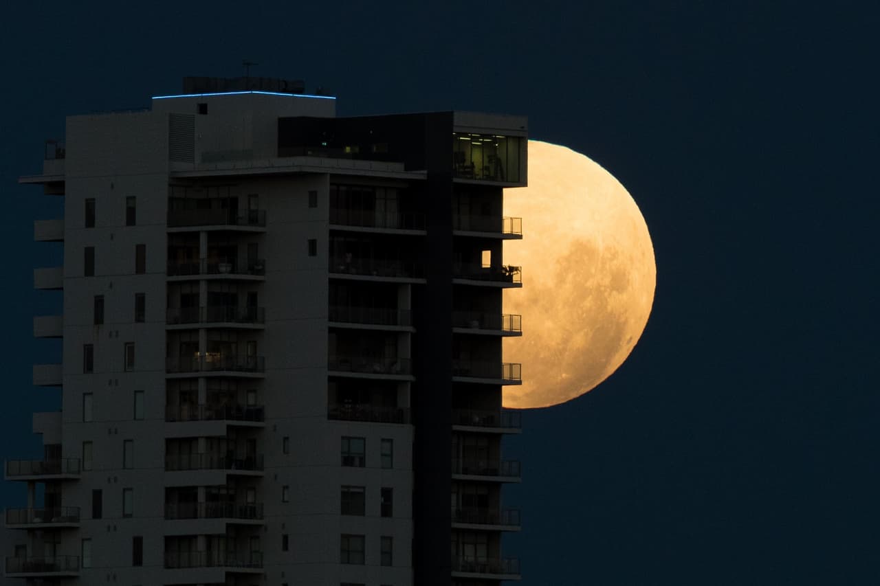 La superluna detrás de un edificio en Perth, Australia.
<br>