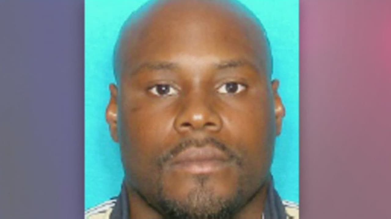 La madre del menor llamó al Precinto 4 del condado de Harris alertando sobre un caso de violencia doméstica y presunto secuestro de su hijo. El sospechoso fue identificado como Brandon Spears, de 37 años de edad, quien al parecer tenía una relación amorosa con la mujer. Luego de que el sujeto fue localizado, protagonizó una persecución policial hasta que lograron su detención.