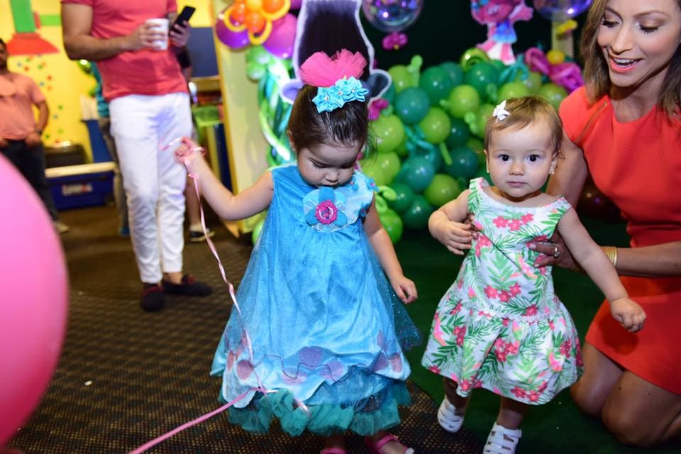 Giulietta y Alana, la hija de Satcha, ya empiezan a compartir fiestas y juegos.