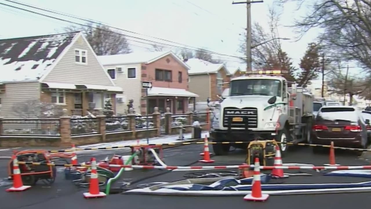 Residentes de Queens exigen respuestas tras inundaciones de aguas negras