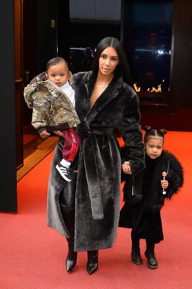 <h3 class="cms-H3-H3">3</h3>
<br>Vogue: ¿Qué es lo más importante que aprendiste de tus padres sobre criar una familia?
<br>Kim: 
<a href="https://www.univision.com/famosos/llamen-al-911-kim-kardashian-cuenta-el-susto-que-paso-con-uno-de-sus-hijos-fotos" target="_blank">Que la familia es todo.</a>