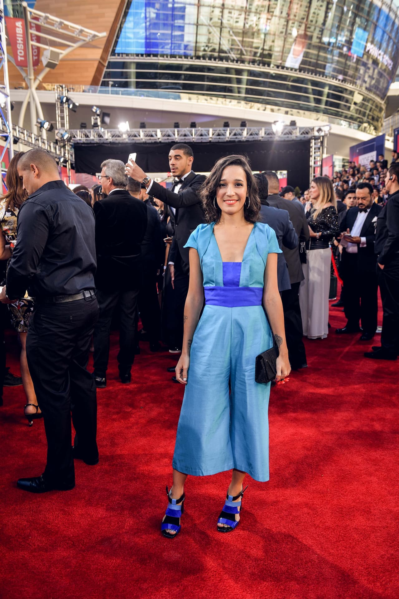 Un atuendo en diversos tonos de azul fue su apuesta para la ceremonia de premiación.
