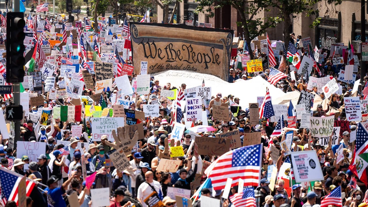 “No Kings”: Miles protestan en el sur de California contra las políticas migratorias y militares de Trump