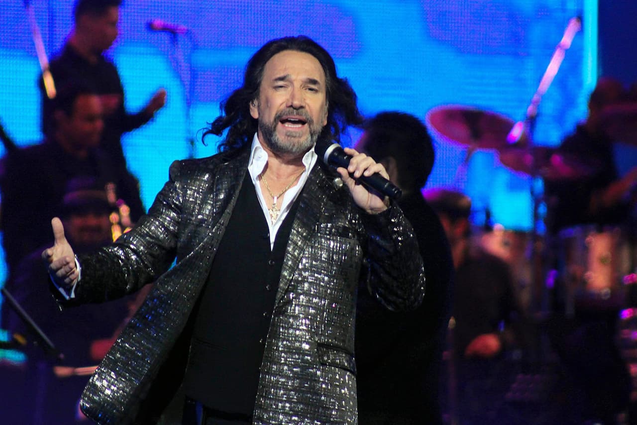 En julio de 1996 Marco Antonio Solís se inició como solista logrando un éxito inmediato gracias a su álbum 'En pleno vuelo', disco que en una semana vendió medio millón de unidades. De esa manera, el Buki Mayor comenzó una triunfadora carrera tanto como cantante como compositor, conviertiéndose ya en toda una leyenda de la música mexicana.