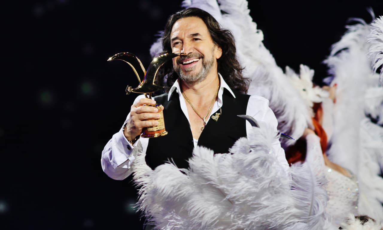 Sonriente, compartió con su público este logro.