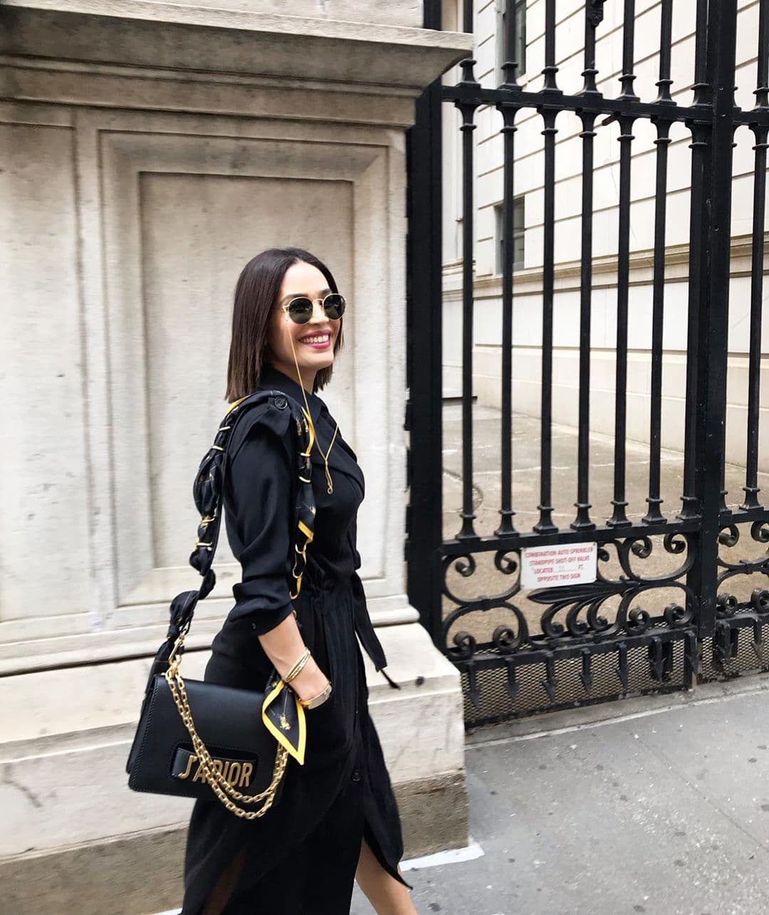 Así lució Karla Martínez en su última visita a 'La Gran Manzana'. No hay duda que la bolsa con cadenas doradas se lleva el protagonismo.