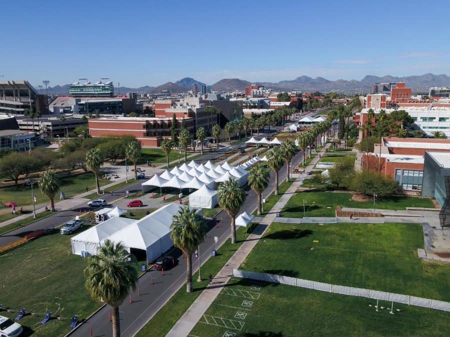 Mientras se llega a la inmunidad colectiva lo que podría tomar meses,
<a href="https://www.univision.com/local/arizona-ktvw/arranca-vacunacion-contra-el-coronavirus-del-grupo-1b-en-maricopa">autoridades y expertos le piden al público no bajar la guardia y mantener las medidas para evitar el contagio</a> sobretodo en este momento en el que coronavirus continúa propagándose en la comunidad.
<br>