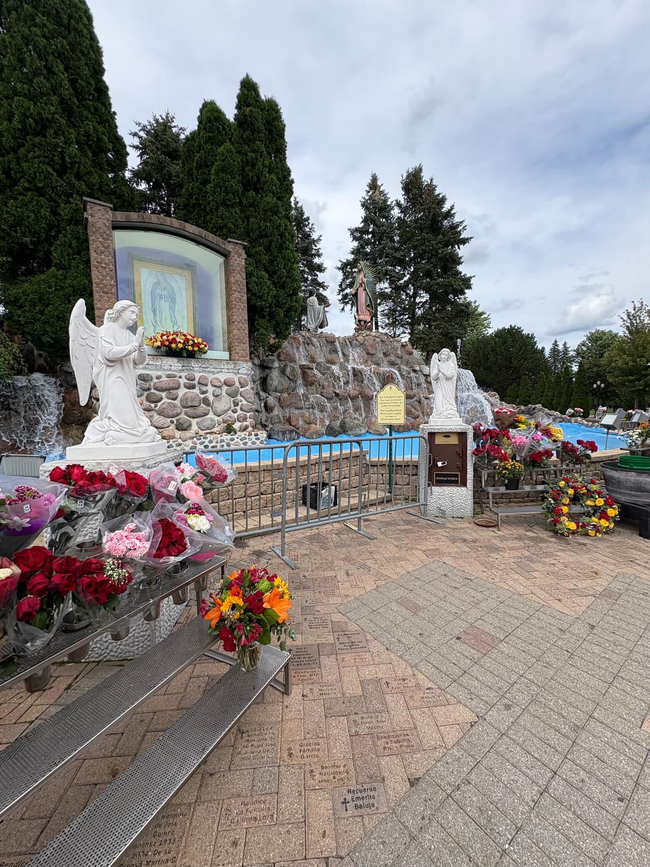 La mañana de este 
<b>miércoles 27 de agosto</b> comenzó a llegar la gente al 
<b>Santuario de Nuestra Señora de Guadalupe en Des Plaines, Illinois</b>, donde se viviría un momento histórico: la develación de la escultura en tamaño real de la Virgen de Guadalupe.
<br>