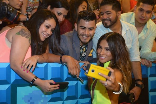 Nos encantan los selfies. We can't get enough of them! Y si no, pregúntenle a los que desfilaron la alfombra de Premios Juventud.