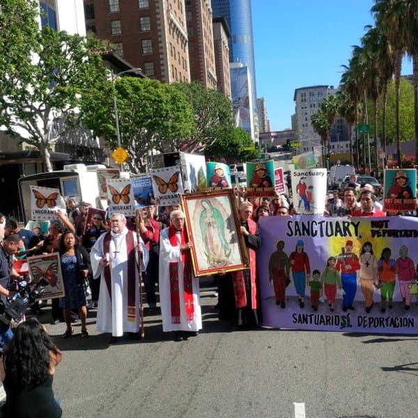 Decenas de pastores, sacerdotes y reverendos participaron en una protesta migratoria en Los Ángeles.