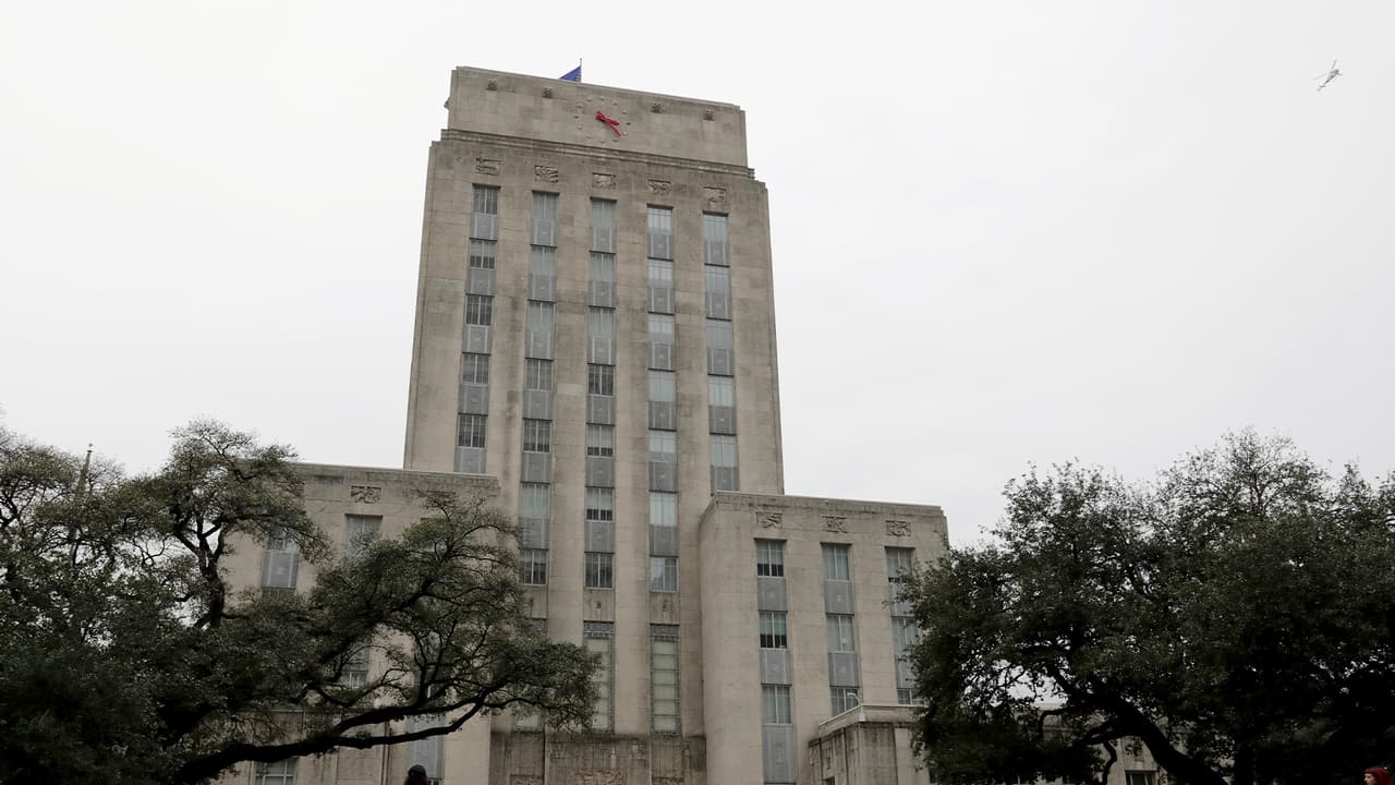 Ordenan a trabajadores de la alcaldía de Houston usar mascarillas una vez más