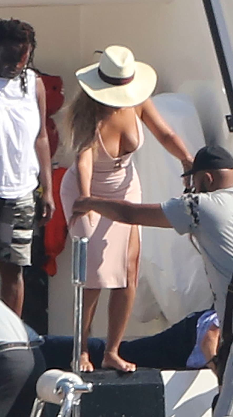 Y mostró su hermosa figura con este bello outfit.