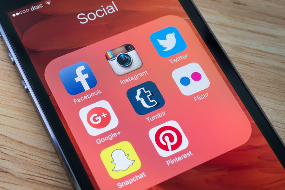 Las redes sociales se verán cada vez más vulnerables a la manipulación y la cantidad de noticias falsas que se publiquen crearán situaciones tensas en muchos lugares al no poder definir bien la verdad de la mentira y causar acciones impulsivas y temerarias por fanáticos religiosos y políticos.