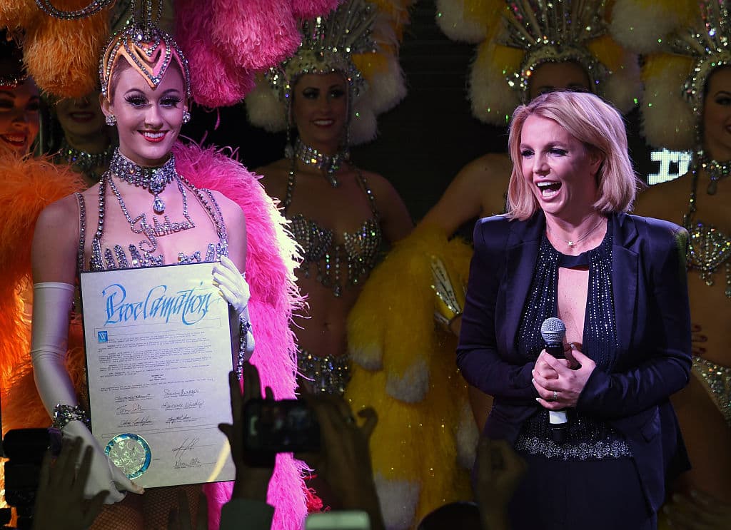 Él dirige asuntos legales, personales y profesionales, pues tras perder la tutela de sus hijos y raparse la cabeza, se tomaron cartas en el asunto.