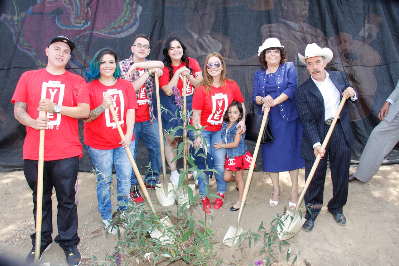 La madre de Jenni Rivera, Rosa Saavedra separada de Pedro Rivera, se vio más unida a Jenni durante su carrera musical que antes, ya que hasta se menciona que quiso abortarla durante su embarazo para que no infiriera en sus planes de ir a trabajar a Estados Unidos.