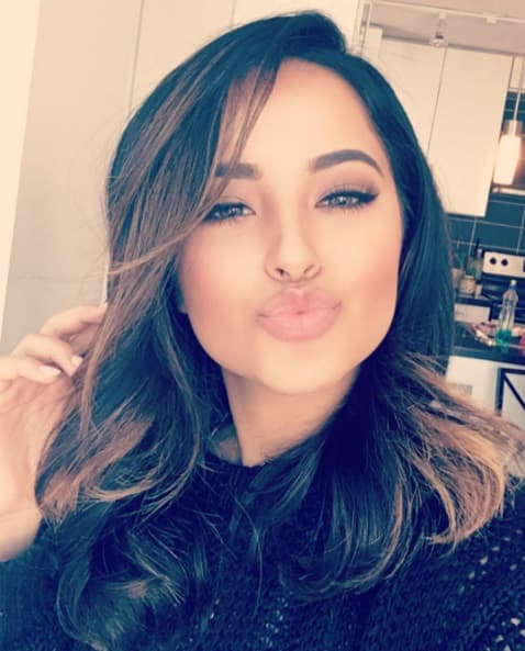 El maquillaje es esencial. Tonos claros, cejas levemente marcadas y labios muy bien pintados, listos para dar un beso.