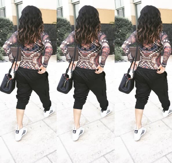 Y qué tal, si lo tuyo es lo casual no te olvides de unos pants básicos en color negro y unas zapatillas adidas para dar una buena caminata por la urbe. Sí, una cartera ligera será esencial para cargar con el celular, algo de maquillaje y otros accesorios.