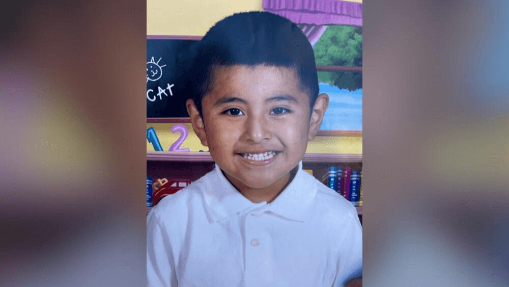 Un niño de 5 años, de nombre Jonathan Martínez, 
<b><a href="https://www.univision.com/local/nueva-york-wxtv/padre-jonathan-martinez-nino-atropellado-queens-intencional" target="_blank">murió mientras cruzaba la calle en Queens </a></b>e l jueves por la tarde a manos de un conductor que inmediatamente se dio a la fuga.
