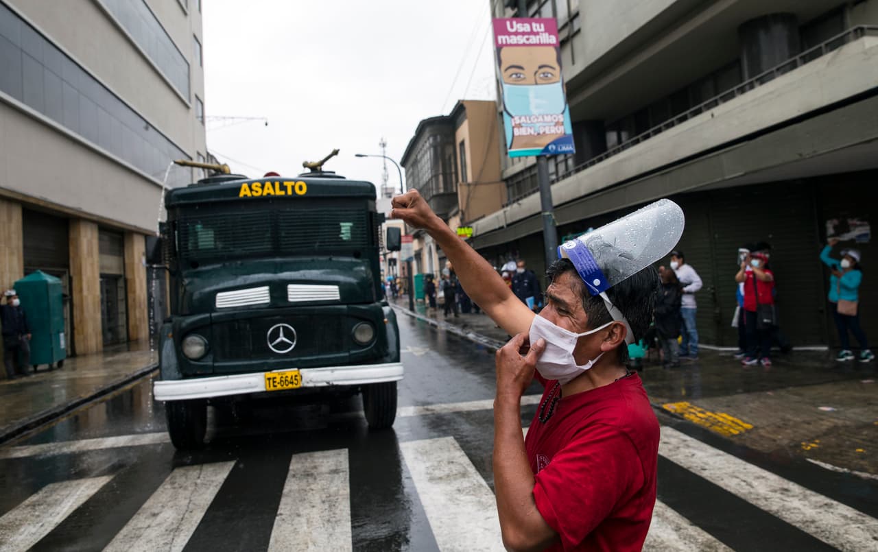 Un hombre grita consignas contra Vizcarra mientras la policía hace guardia frente al Congreso en la capital. 
<b>Manuel Merino, jefe del Congreso y la persona que tomará las riendas de la nación hasta el final del actual mandato, </b>fue el encargado de anunciar la resolución de la sesión en la que se removía del cargo al presidente. 
<br>