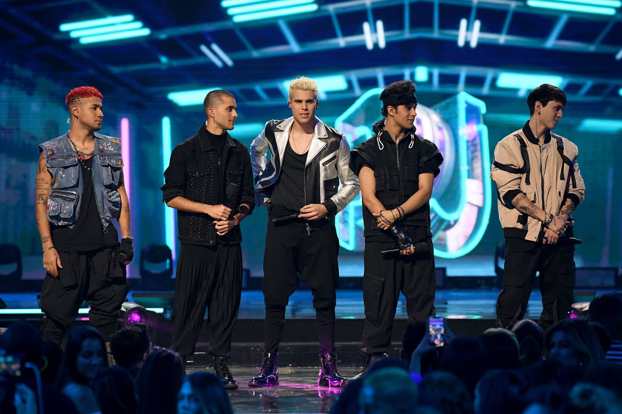 Ya en el escenario, como conductores, los cinco chicos se desenvolvieron con soltura. CNCO tuvo dos nominaciones a Premios Juventud 2019.