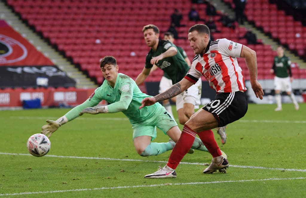Sheffield United se mantiene en la justa al derrotar 2-1 al Plymouth Argyle.