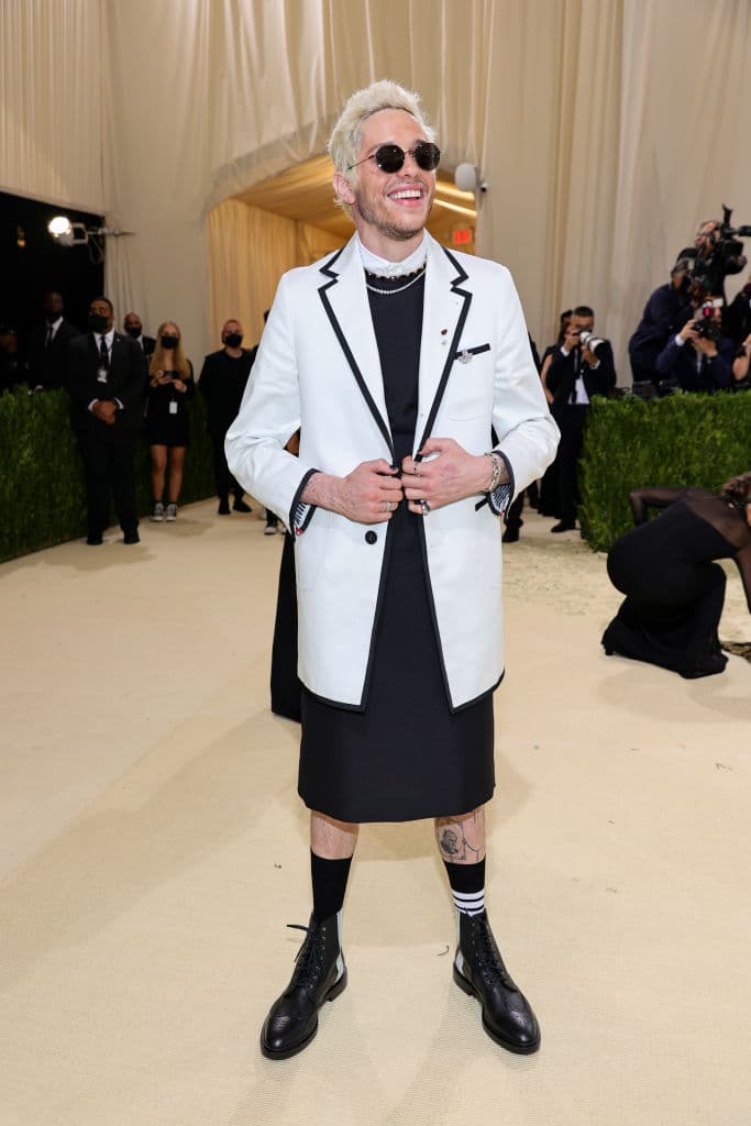 Pete Davidson se fue de falda con un vestido básico de color negro y con un blazer blanco.