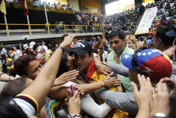 Centenares de simpatizantes del gobernador opositor, Henrique Capriles Radonski, celebraron eufóricos este domingo en Caracas su reelección en el estado Miranda (norte) en las elecciones regionales de Venezuela, aunque lamentaron la pérdida de cuatro estados.