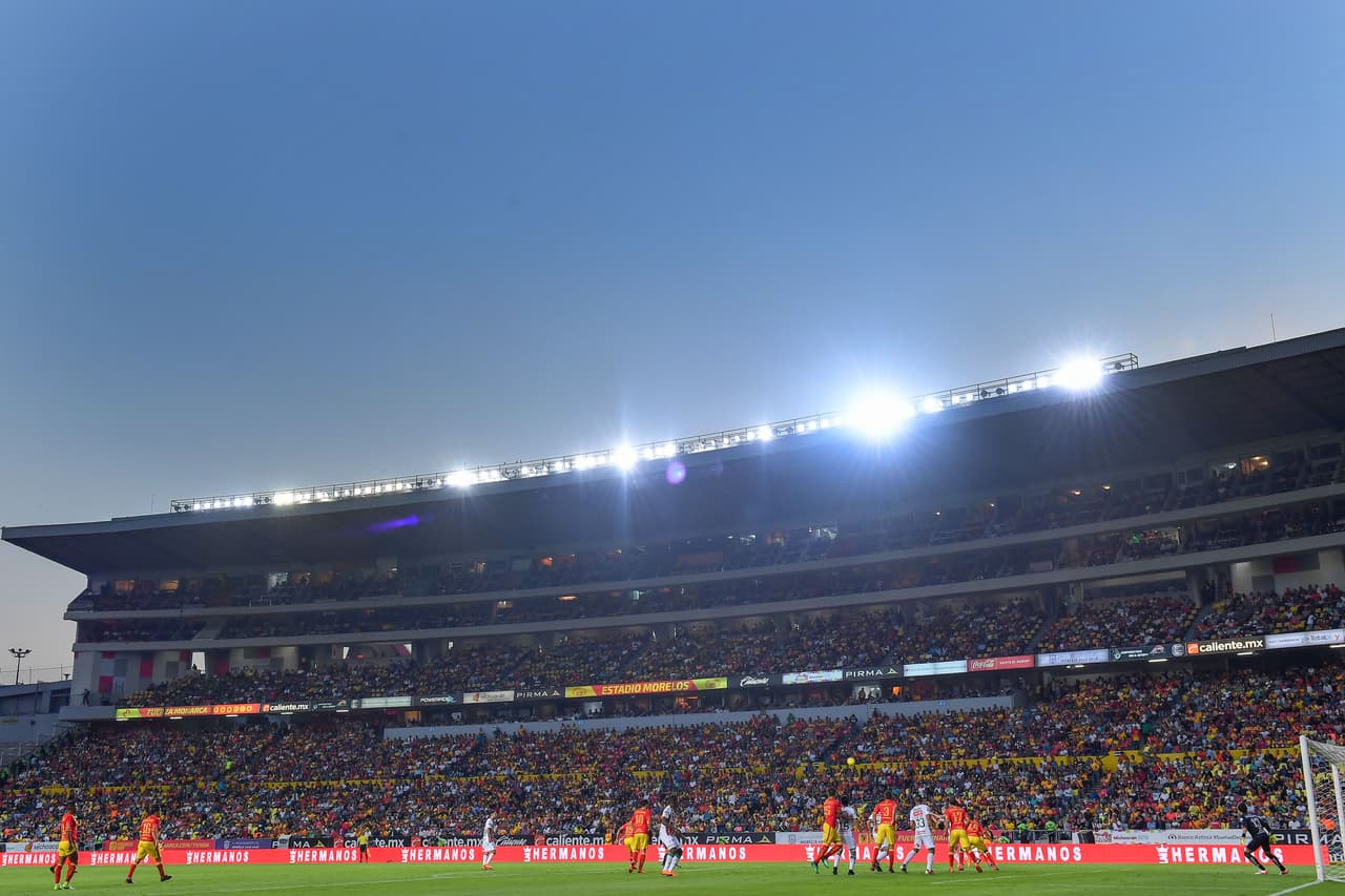 Llegó el descanso y el Estadio Morelos lucía un tanto nervioso por la incertidumbre de los 45 restantes.