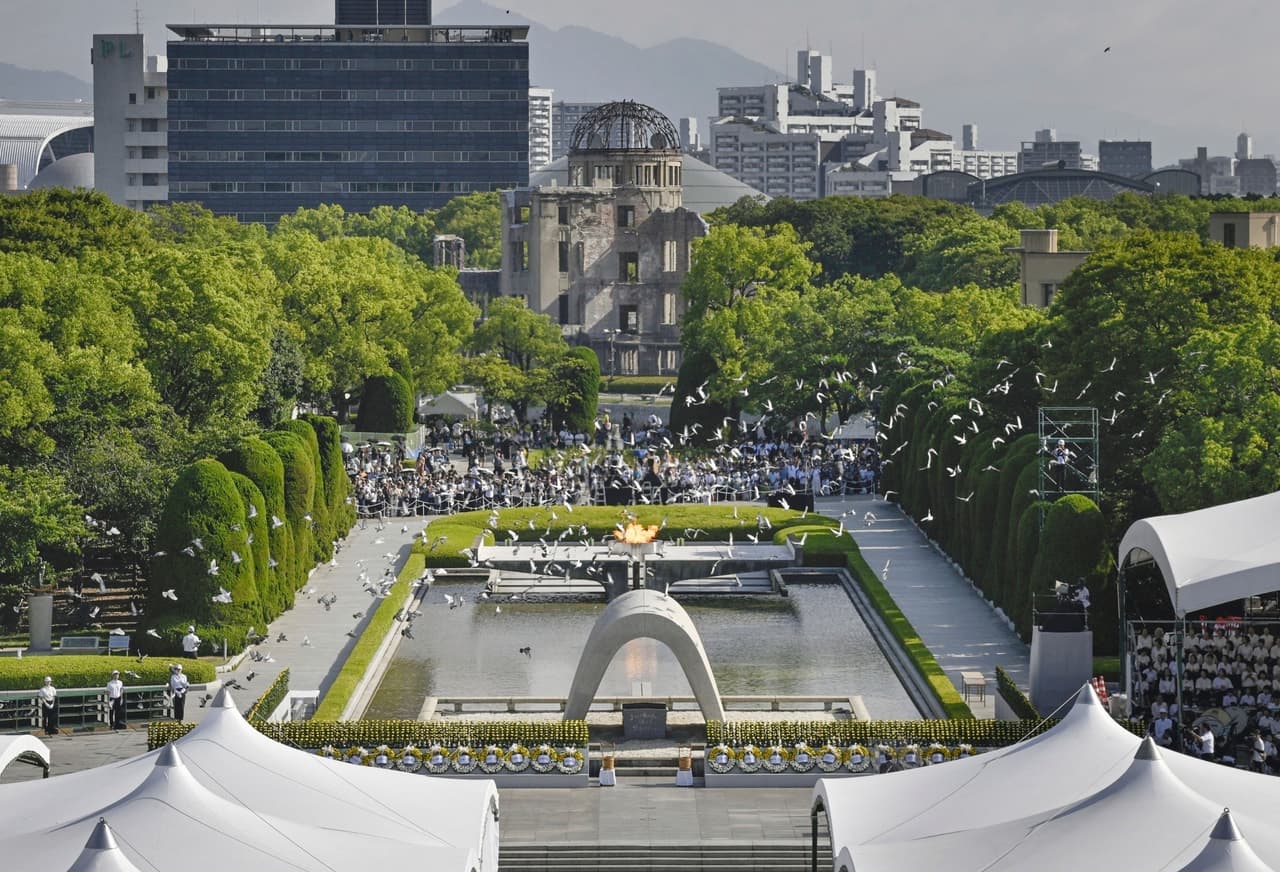 Palomas sobrevuelan el cenotafio dedicado a las víctimas de la bomba atómica en el Parque de la Paz de Hiroshima, en los actos por el 80 aniversario del ataque, en Hiroshima, Japón, el 6 de agosto de 2025. 
<br>
<br>
<b>Hiroshima y Nagasaki marcaron esta semana el 80° aniversario de los bombardeos atómicos que mataron a más de 210,000 personas y precipitaron el fin de la Segunda Guerra Mundial.</b>
<br>