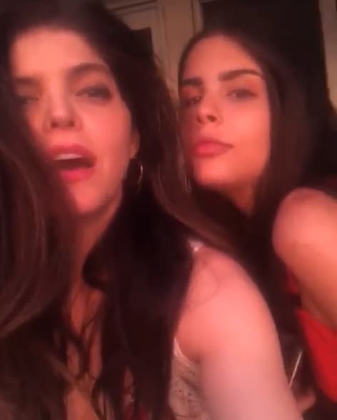 "Me lo puso desde hace tiempo porque 
<b><a href="https://www.univision.com/programas/novelas/los-hijos-de-mariana-levy-felicitaron-a-ana-barbara-llamandola-mama-fotos#fb3fbe8a0001" target="_blank">'Chemita' me intentaba decir "madre"</a> </b>y le salía "maye", entonces Paula empezó a decirme así y de ahí todos, María, Chema, Jero, Emilio y Emiliano; así se dirigen a mí los igualados (risas)", dijo a Quién.
<br>