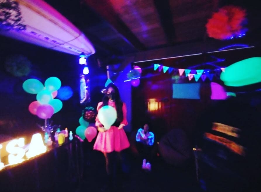 Elisa apareció en su fiesta de XV años con un espectacular vestido rosa de falta corta. 
<br>