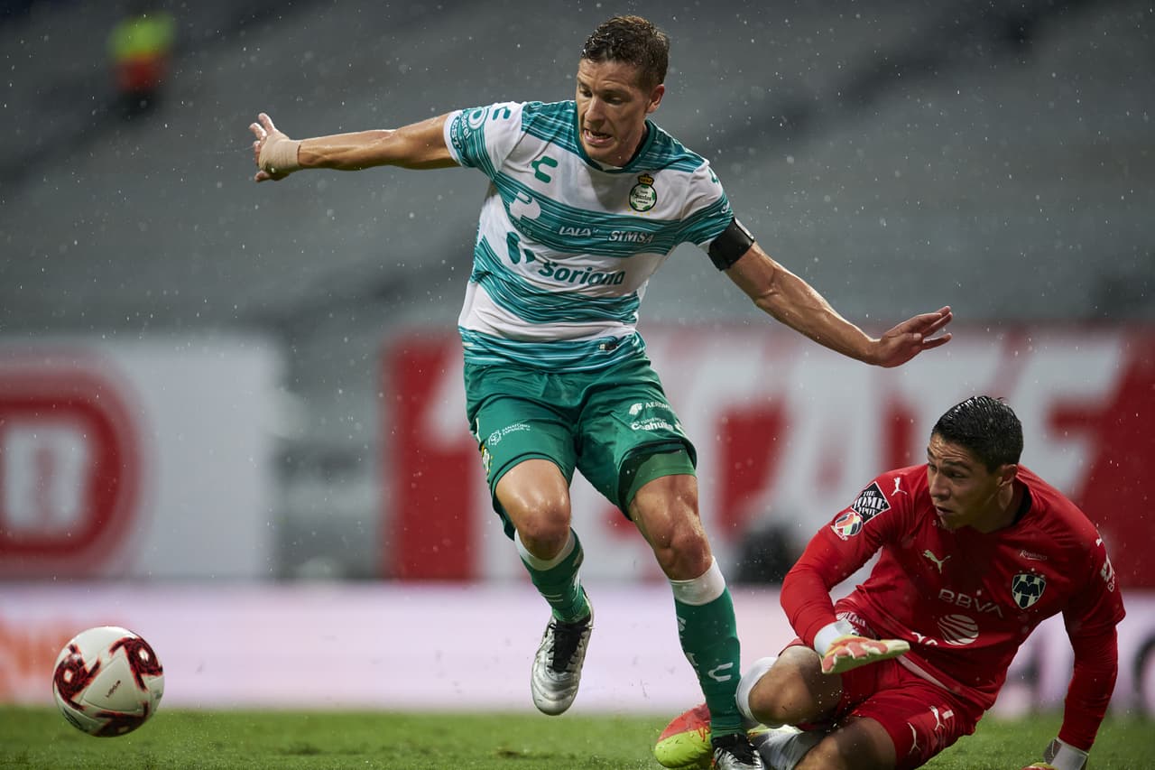 Al 25’ Santos tenía el segundo, pero la zaga de Rayados sacaba el esférico de la línea de meta.