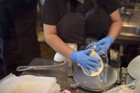 California obliga a añadir ácido fólico a tortillas de maíz para prevenir defectos congénitos en bebés latinos